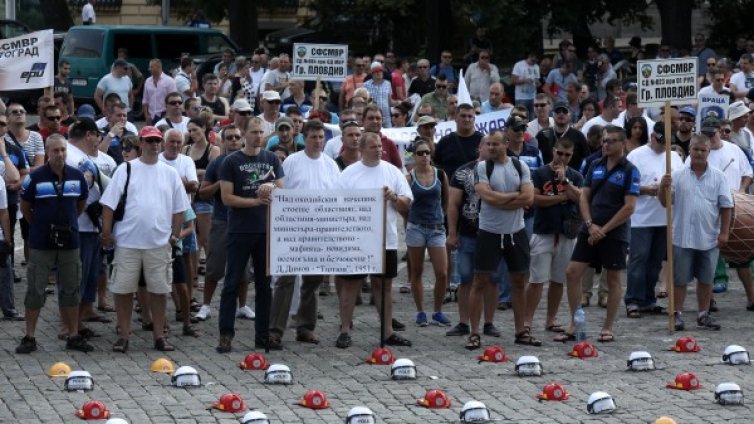 Каски долу! Пожарникари, полицаи, надзиратели на протест