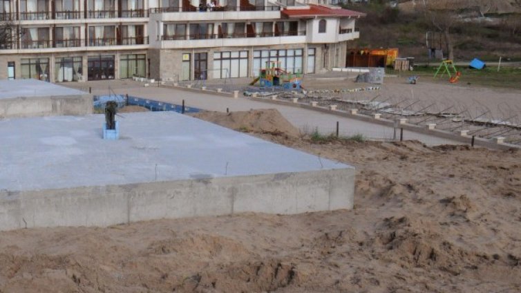 Кметът на Царево: Събаряме незаконните постройки на къмпинг Юг!