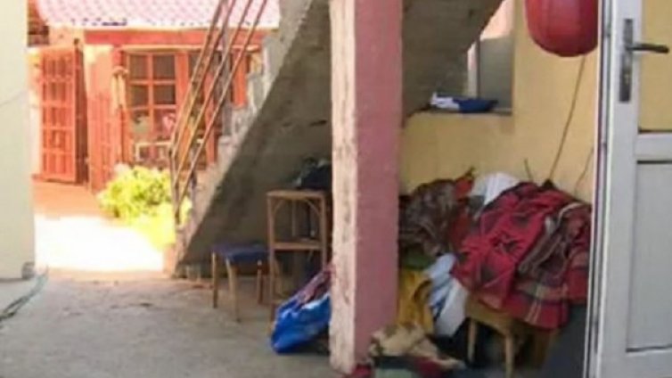 Как 60 бежанци се настаниха в една стая? Под наем...