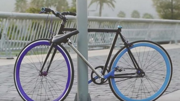 Горе ръцете, долу колелото!