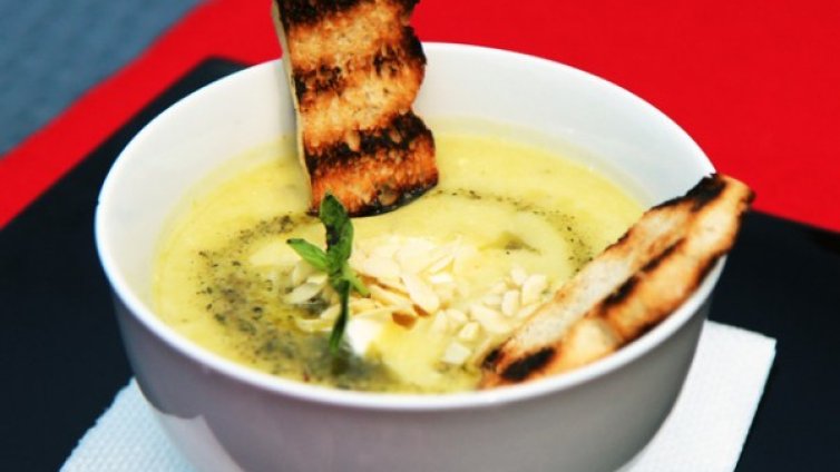 Рецептата Dnes: Крем супа от тиквички и фета сирене 