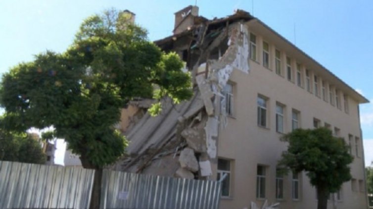 Още не е ясно защо се срути гимназията в Казанлък