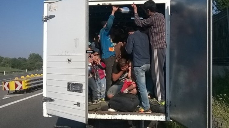 Откриха 86 бежанци, превозвани с камион в Австрия