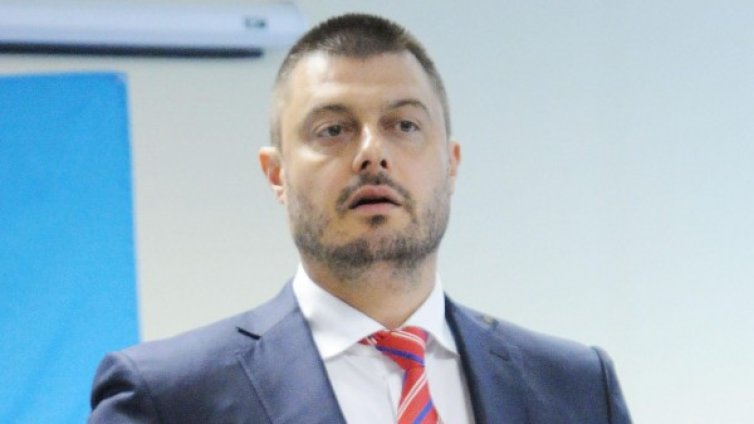Бареков видя "срамни сделки в НС", иска предсрочен вот