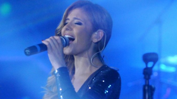 Анелия пърха, че ще пее до гласовитата Цеца