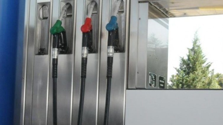 Петролът по борсите се срива, горивата у нас &ndash; не