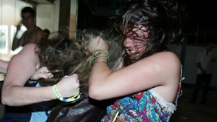 Девойки скалпираха 20-годишна след обиди във Facebook