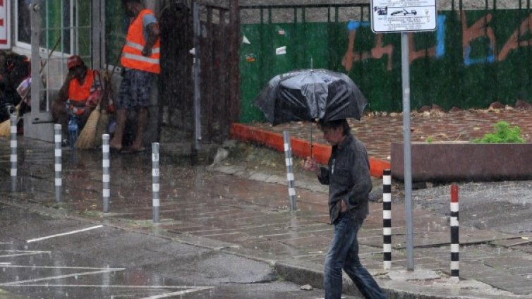Утре ще вали и гърми, жълт код за почти цялата страна