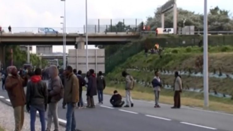 Исторически рекорд: Стотици бежанци заливат Германия