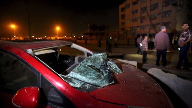 Кола бомба се взриви пред полицейски участък в Кайро