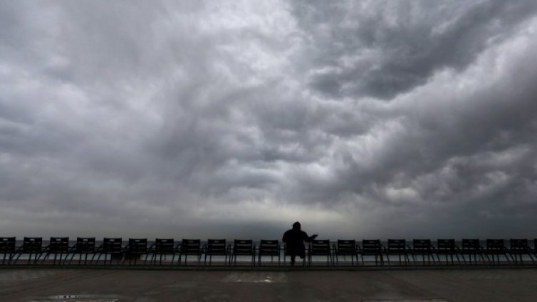 Чака ни хладен, облачен и дъждовен петък