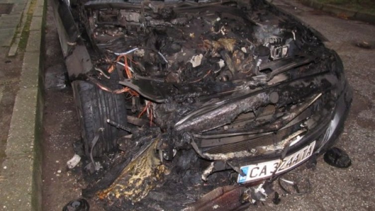 Кола горя в Русе, пламъците &ndash; до третия етаж