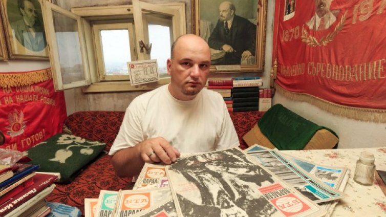 Бюст на Сталин и вещи от соц бита - Червеният таван на един историк