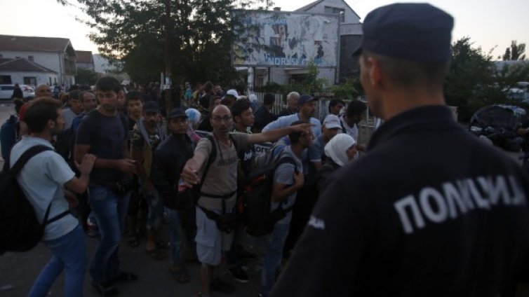 Уморени и изтощени, бежанците заляха Сърбия