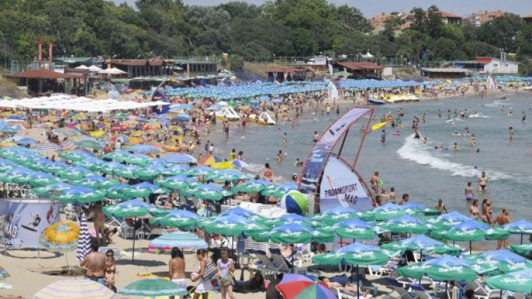 Сладоледи и сандвичи "изяли" 16 декара по плажовете