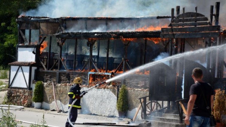 Пламналата във Варна механа изгоря