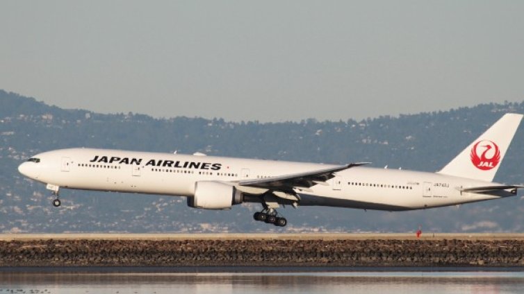 Японски Боинг 777 кацна аварийно в Осака