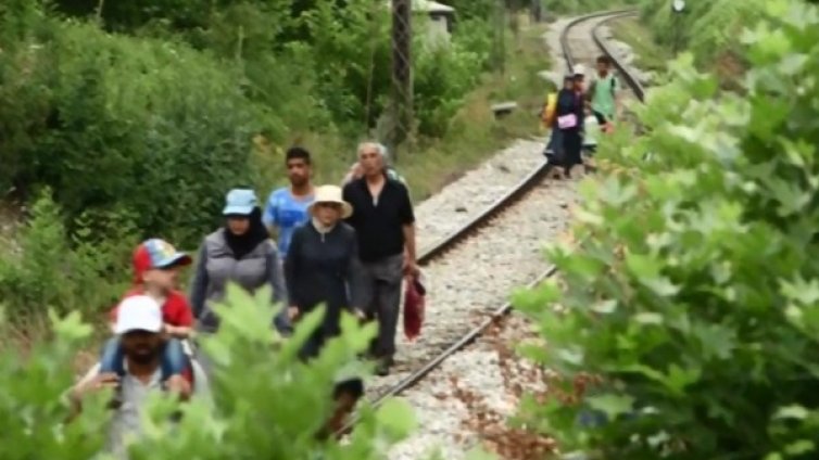 Мигранти минават организирано между Гърция и Македония