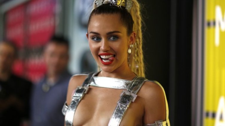 Само дупето на Кардашиян засенчи голата Майли