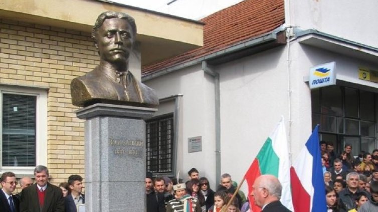 Паметник на Левски осъмна със счупени лампи и ограда
