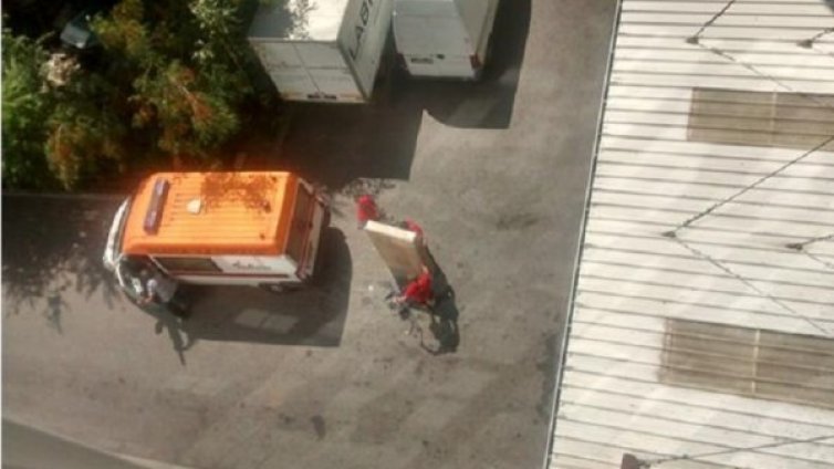 На шкаф му "прилоша", превозват го с линейка 