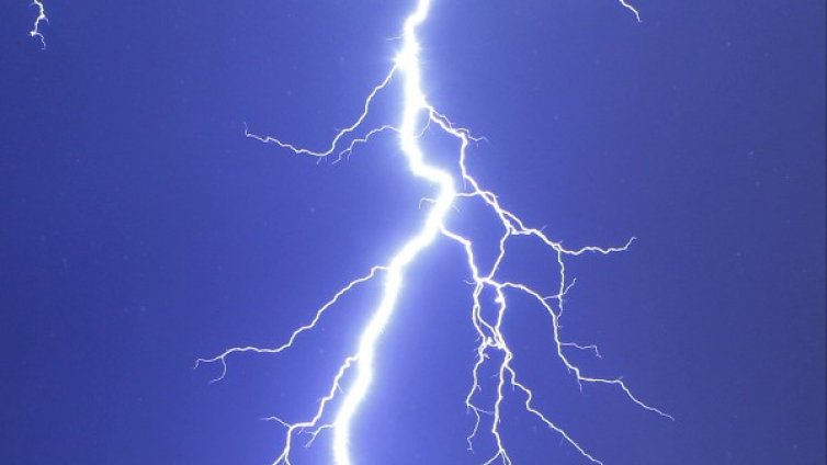 Мълния уби български шофьор във Франция