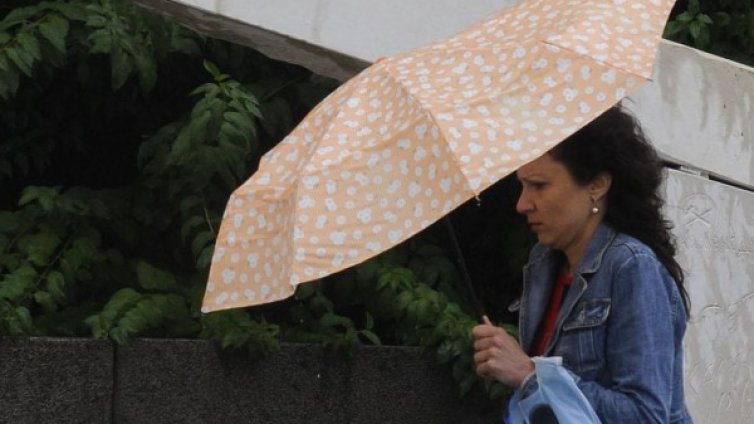 Чака ни облачно и прохладно време, с кратки валежи