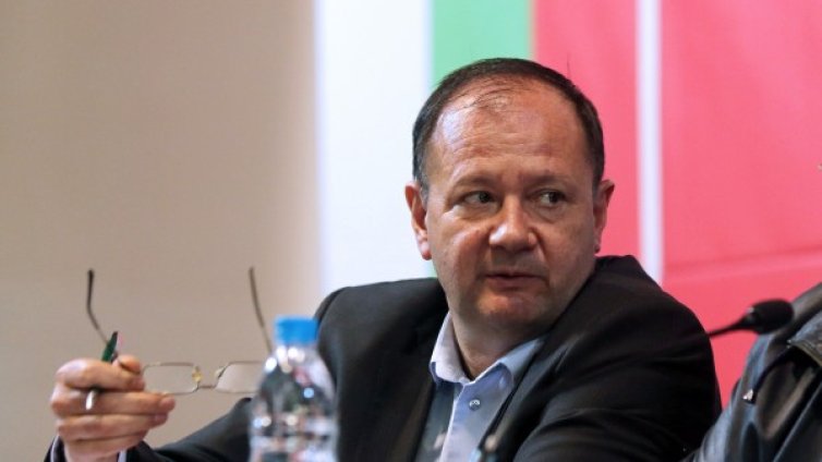 Дясното управление ни прави неграмотни, скочи Миков