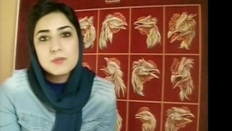 Иранска художничка на съд, ръкостиснала се с мъж