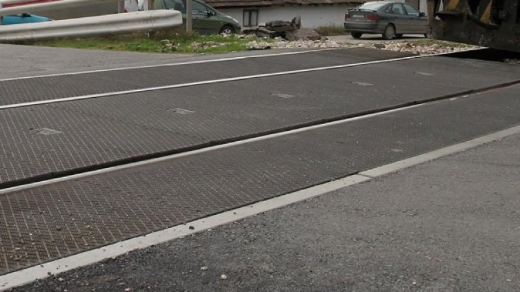 Спира движението на влаковете между Плачковци и Радунци