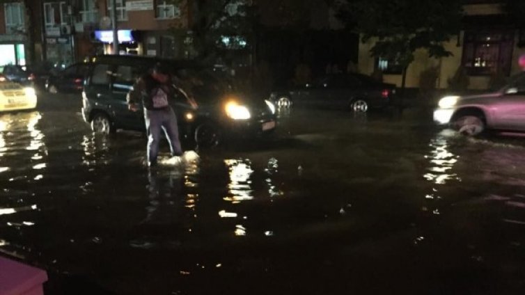 Воден ад в Пловдив: Стотици наводнени сгради след пороя