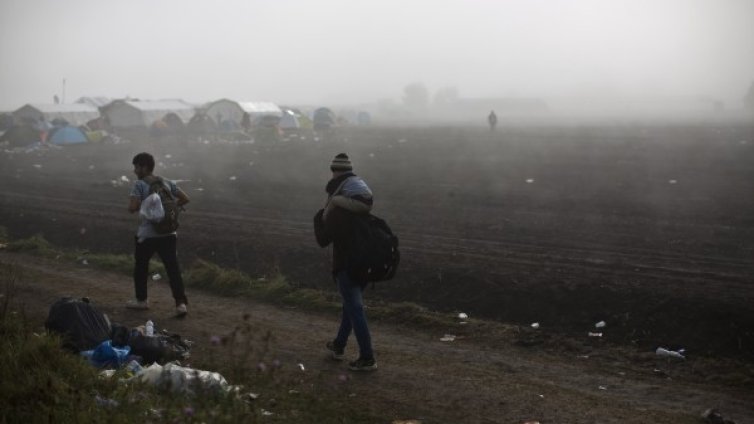 Бежанци пробиха оградата по унгарската граница 