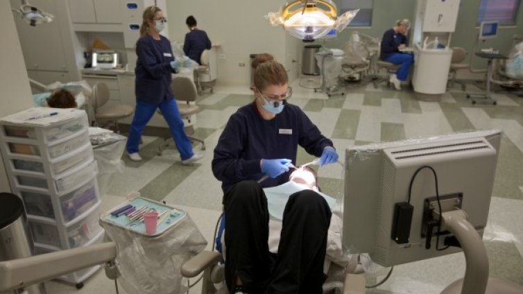 Кариесът - епидемия, която скри усмивките