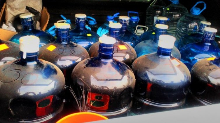 Пипнаха половин тон домашна ракия, предлагана в нета