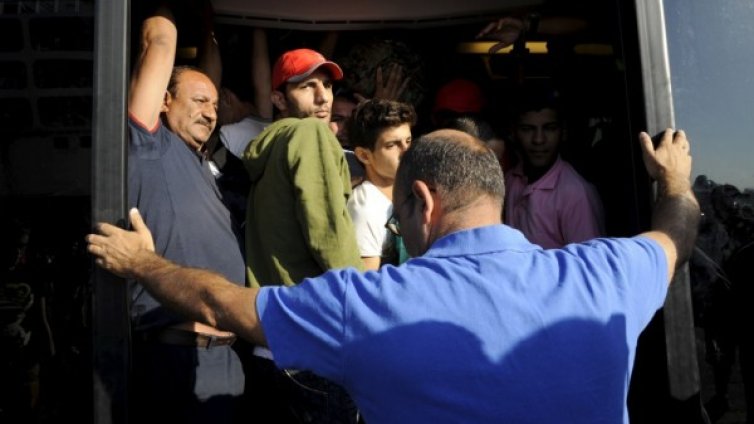 Даваме на унгарците одеяла и палатки за бежанците