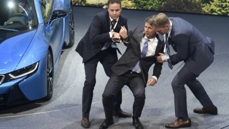 Шефът на BMW Харалд Крюгер припадна на автоизложение