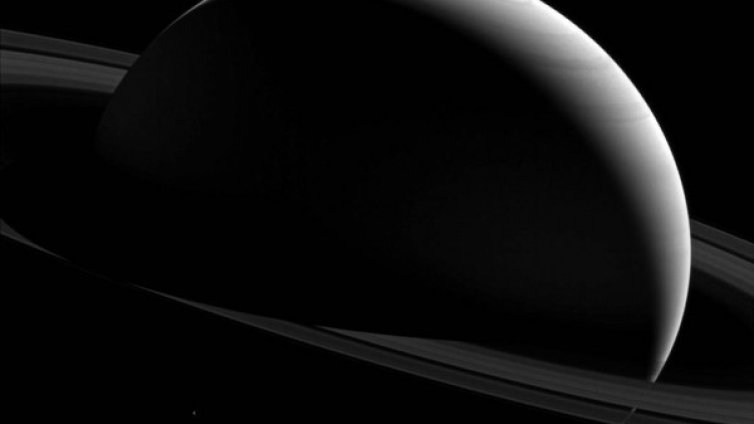 НАСА засне обратната страна на Сатурн