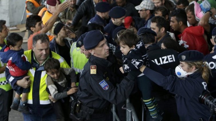 Над 10 000 мигранти влязоха пеша от Австрия в Унгария