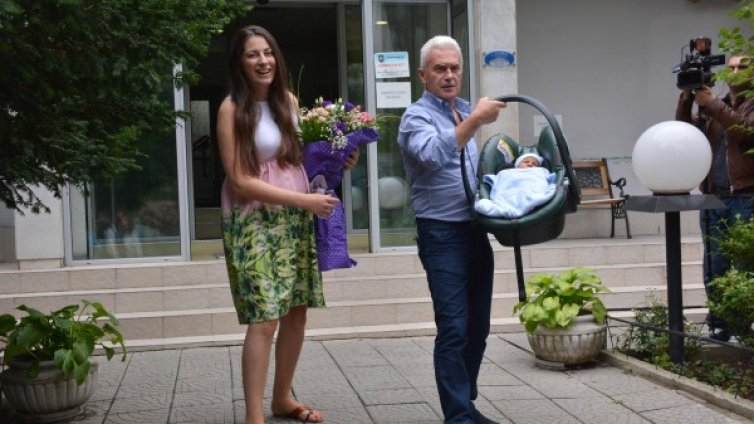 Изписаха от родилното Волен Сидеров &ndash; младши