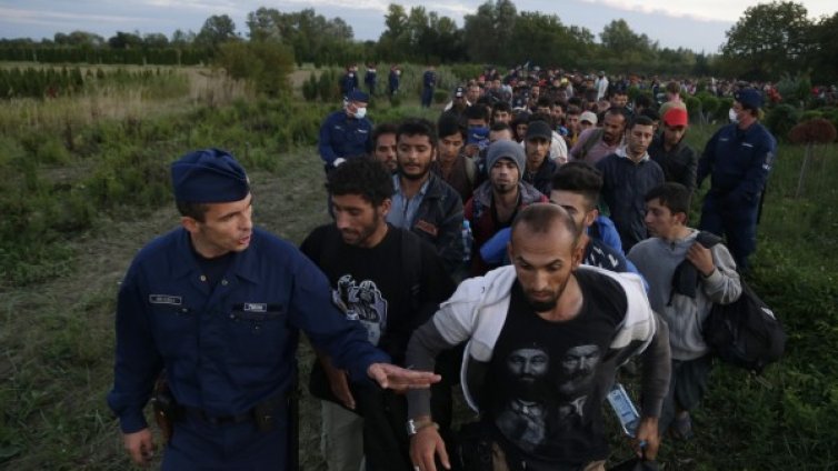 Унгария пуска армията си срещу бежанците