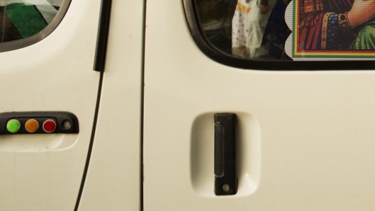 14 нелегални имигранти, натъпкани в миниван, заловиха на "Тракия"