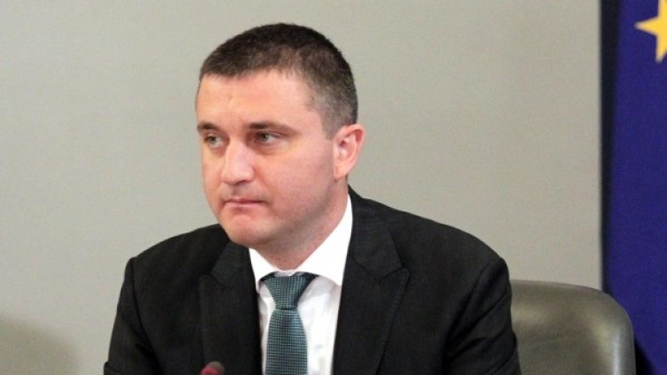 Бонуси за учителите, коледни за пенсионерите &ndash; Горанов търси пари