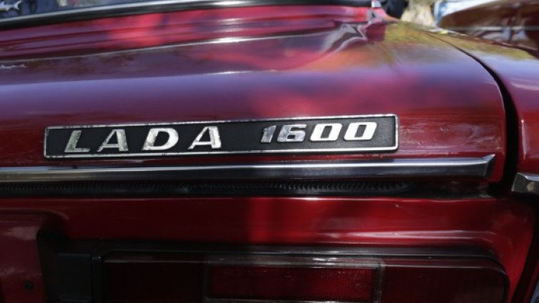 Дядо драсна клечката на "Лада"-та си от яд