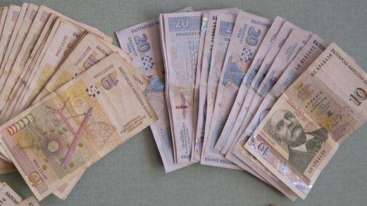 Дядо брои 5 000 лева на измамници в Каспичан 