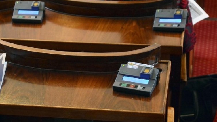 Петъчно успиване: Депутатите трудно се събраха