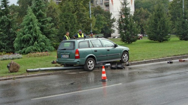  Шофьор мина на червено и уби жена в Пловдив