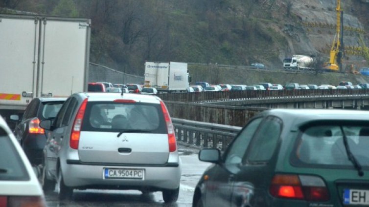 Огромни тапи по "Хемус" заради ремонт