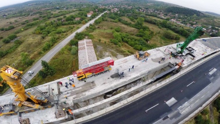 Сложен ремонт на "Хемус": Демонтираха 114-тонна греда