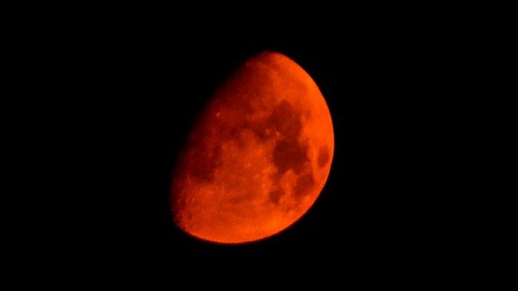 Луната ще е кървавочервена тази нощ
