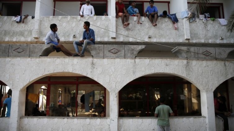 Преди 5-звезден хотел, сега – бежанско барбекю в басейна